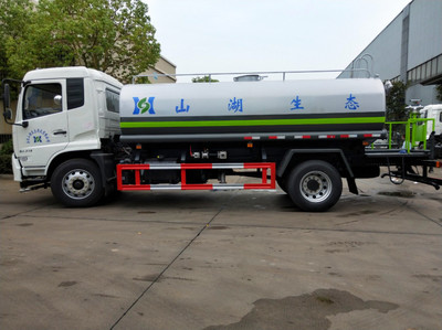 灑水車在汽車物流中的關鍵角色